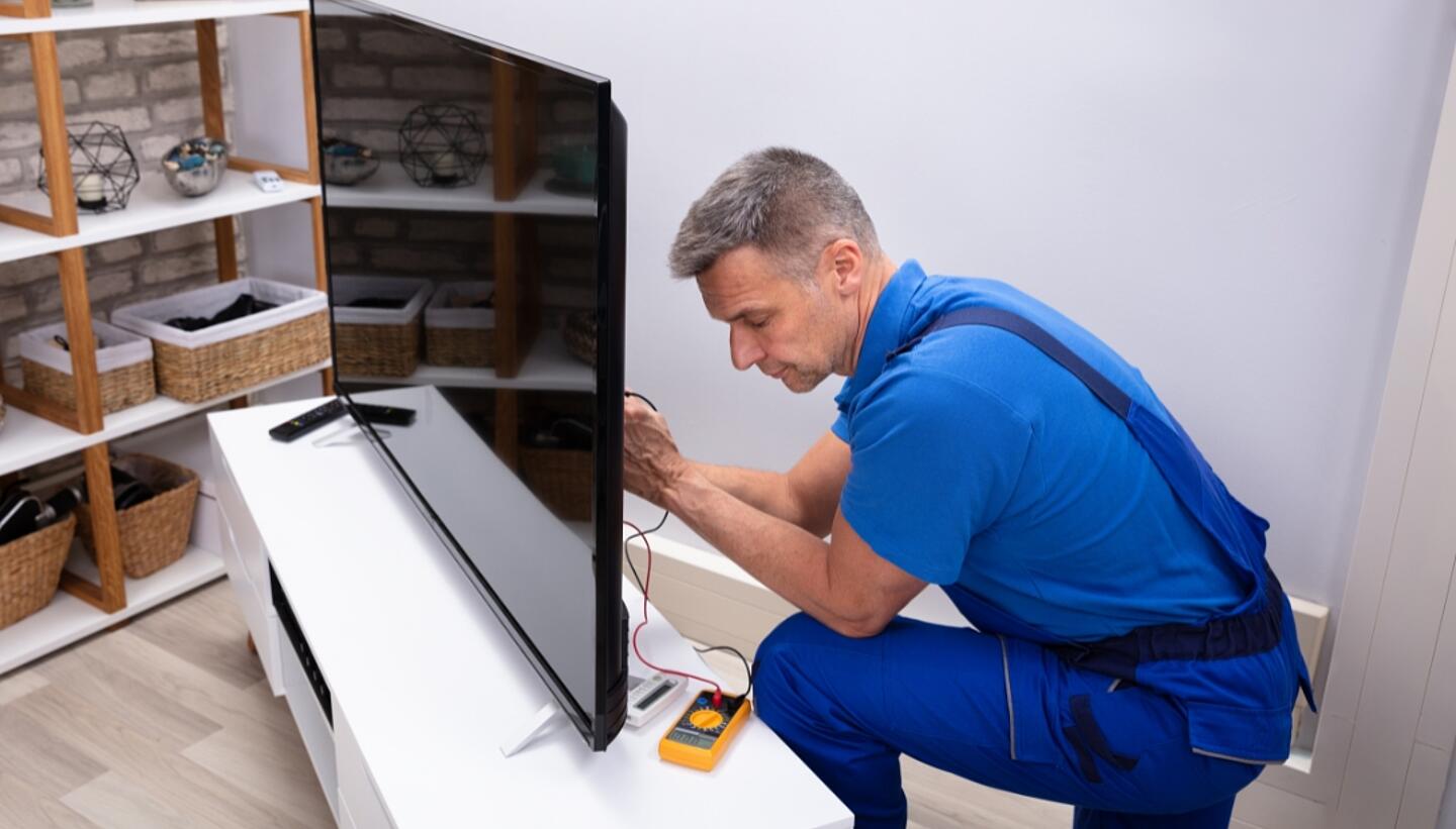 Ein Handwerker setzt in einer Wohnung den NE5-Ausbau um, der noch einen Schritt weiter geht als der NE4 Ausbau. 